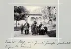 Bildserie tagen av August Malmborg (1875-1895), son till landshövding Adolf Malmborg, ägare till Våxnäs herrgård, och hans maka Julia, född Åkerhielm. Bilderna är tagna från tidigt 1890-tal fram till 1895 med texten skriven av modern: Portvakten Olsson med familj framför portvaktsstugan vid Wåxnäs.
