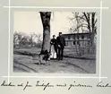 Bildserie tagen av August Malmborg (1875-1895), son till landshövding Adolf Malmborg, ägare till Våxnäs herrgård, och hans maka Julia, född Åkerhielm. Bilderna är tagna från tidigt 1890-tal fram till 1895 med texten skriven av modern: Kusken och fru Eriksson med gårdvaren Curt.