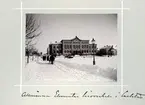 Bildserie tagen av August Malmborg (1875-1895), son till landshövding Adolf Malmborg, ägare till Våxnäs herrgård, och hans maka Julia, född Åkerhielm. Bilderna är tagna från tidigt 1890-tal fram till 1895 med texten skriven av modern: Allmänna Elementar läroverket i Carlstad. Bilden från 1895.