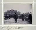 Bildserie tagen av August Malmborg (1875-1895), son till landshövding Adolf Malmborg, ägare till Våxnäs herrgård, och hans maka Julia, född Åkerhielm. Bilderna är tagna från tidigt 1890-tal fram till 1895 med texten skriven av modern: Stora Torget i Carlstad.