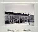 Bildserie tagen av August Malmborg (1875-1895), son till landshövding Adolf Malmborg, ägare till Våxnäs herrgård, och hans maka Julia, född Åkerhielm.  Bilderna är tagna från tidigt 1890-tal fram till 1895 med texten skriven av modern: Kungsgatan i Carlstad.