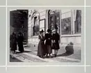 Bildserie tagen av August Malmborg (1875-1895), son till landshövding Adolf Malmborg, ägare till Våxnäs herrgård, och hans maka Julia, född Åkerhielm. Bilderna är tagna från tidigt 1890-tal fram till 1895. På bilden ser vi på 