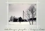 Bildserie tagen av August Malmborg (1875-1895), son till landshövding Adolf Malmborg, ägare till Våxnäs herrgård, och hans maka Julia, född Åkerhielm. Bilderna är tagna från tidigt 1890-tal fram till 1895 med texten skriven av modern: Vattenledningens pumphus å Sandgrund i Carlstad. Bilden från 1895.