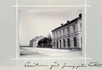 Bildserie tagen av August Malmborg (1875-1895), son till landshövding Adolf Malmborg, ägare till Våxnäs herrgård, och hans maka Julia, född Åkerhielm.  Bilderna är tagna från tidigt 1890-tal fram till 1895 med texten skriven av modern: Christmans gård, Järnvägsgatan i Carlstad.