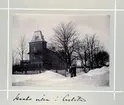 Bildserie tagen av August Malmborg (1875-1895), son till landshövding Adolf Malmborg, ägare till Våxnäs herrgård, och hans maka Julia, född Åkerhielm. Bilderna är tagna från tidigt 1890-tal fram till 1895 med texten skriven av modern: Haaks villa i Carlstad. Bilden från 1895.