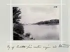 Bildserie tagen av August Malmborg (1875-1895), son till landshövding Adolf Malmborg, ägare till Våxnäs herrgård, och hans maka Julia, född Åkerhielm.  Bilderna är tagna från tidigt 1890-tal fram till 1895 med texten skriven av modern: Vy av Carlstad från västra vägen vid Strand.