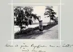 Bildserie tagen av August Malmborg (1875-1895), son till landshövding Adolf Malmborg, ägare till Våxnäs herrgård, och hans maka Julia, född Åkerhielm.Bilderna är tagna från tidigt 1890-tal fram till 1895 med texten skriven av modern: Källan vid gården Bryngfjorden norr om Carlstad invid Clarelfven.
