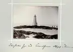 Bildserie tagen av August Malmborg (1875-1895), son till landshövding Adolf Malmborg, ägare till Våxnäs herrgård, och hans maka Julia, född Åkerhielm.  Bilderna är tagna från tidigt 1890-tal fram till 1895 med texten skriven av modern: Skoghalls fyr vid Clarelfvens utlopp i Vänern.