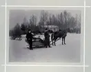 Bildserie tagen av August Malmborg (1875-1895), son till landshövding Adolf Malmborg, ägare till Våxnäs herrgård, och hans maka Julia, född Åkerhielm.  Bilderna är tagna från tidigt 1890-tal fram till 1895: Herrar med häst och släde.
