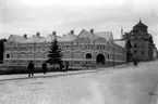 Saluhallen och Kungsgatan några år in på 1910-talet. Huset ritades av stadsarkitekt Carl Crispin och invigdes den 30 oktober 1909.