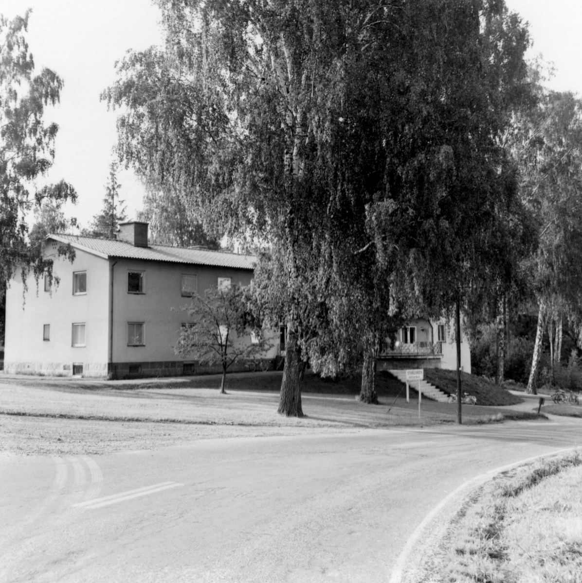 Någonstans i Värmland - från slutet av 1950-talet: Slottsbron. Lämna gärna en kommentar om du vet något om bilden.

Kommentar av en användare: Huset kallas Strandgården och finns än i dag. Strandgatan 2.