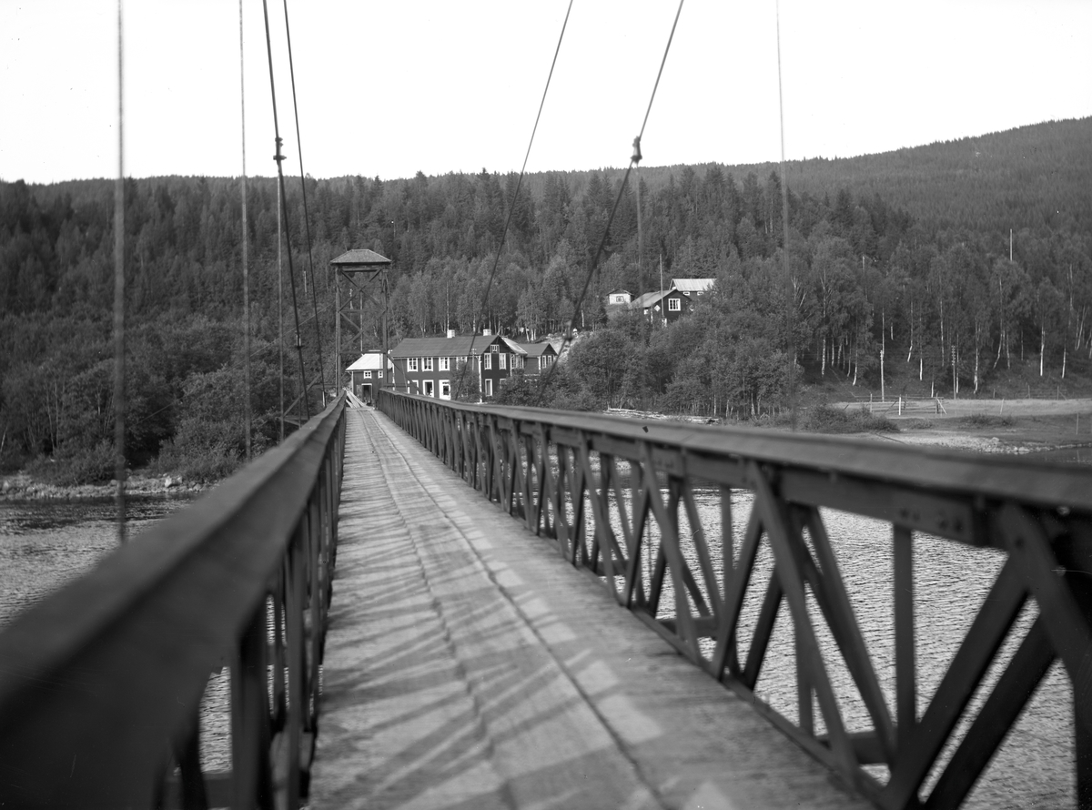 Värmlandsvy: Hängbron över Klarälven vid Näckån.