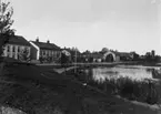 Norra Strandgatan med Garvareådran ca år 1895. Längst till höger brandkårens spruthus.