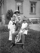 Hela familjen framför fotografen i en trädgård i Filipstad i början av 1920-talet.