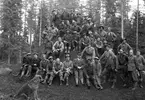 Bild med anställda inom skogsnäringen, bl a då kolmilearbetare.