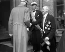 Bildsvit från Karlstads 350-års jubileum den 29 maj 1934. Operachefen John Forsell tar emot kungen vid ankomst till teatern.