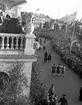 Bildsvit från Karlstads 350-års jubileum den 29 maj 1934. Historiska festtåget sett från en balkong på stadshotellet.
