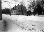 Nancy Enwall-Gardells villa på Grevgatan i början av 1920-talet. Hon drev en husmodersskola i den s k Haakens villa intill, numera ägd av Länkarna.