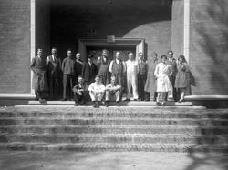 Arbetsstyrka på museets trappa kort innan invigningen den 22