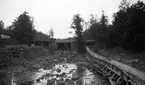 Timmerränna och torrlagd fors i Borgvik år 1937.