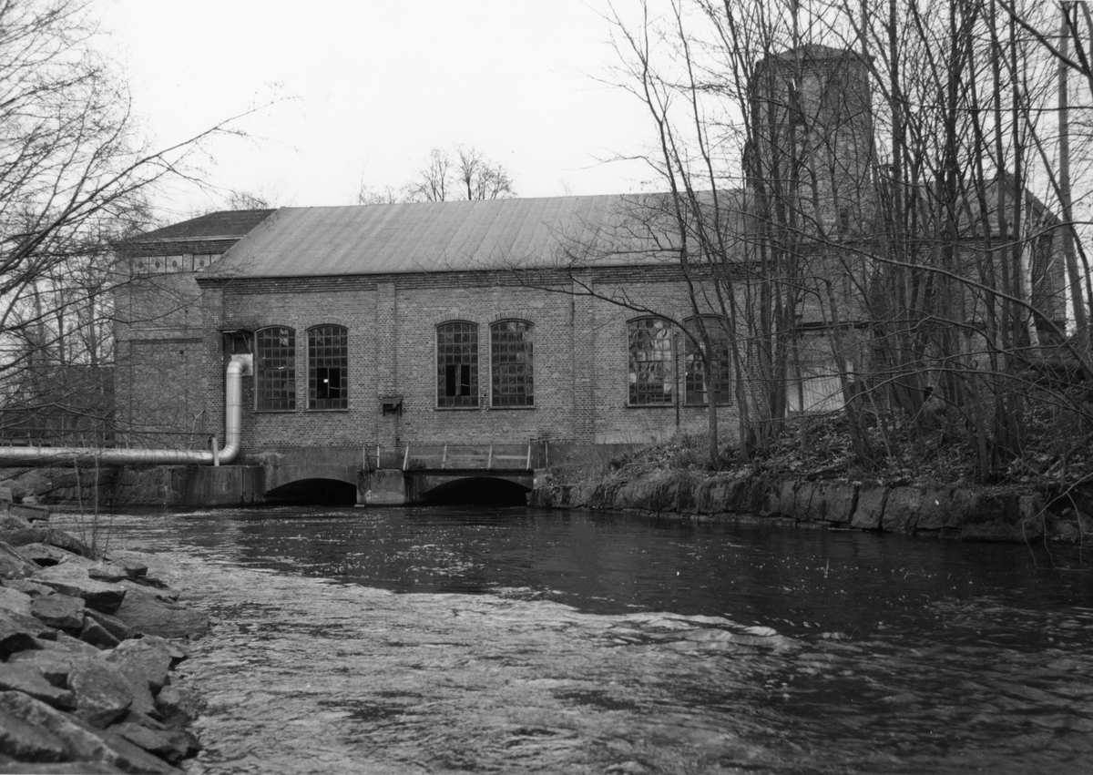 Bildarkivfynd troligen tagna i Storfors kommun i mitten av 1980-talet. Gå gärna in och kommentera om du vet något om bilden.
Storfors kraftverk, nedströmsfasaden.