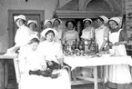 Kökspersonal vid Filipstads sjukhus på en bild från förra seklets början. Fläckigt original.