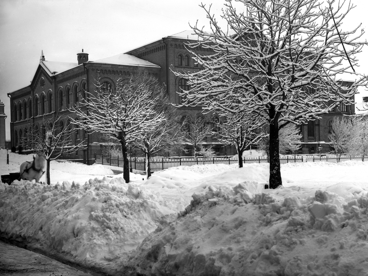 Vinter på torget runt förra sekelskiftet.