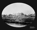 Karlstad efter branden 1865. Weinbergska gården från 1840-talet och Hypotekshuset från 1853 står kvar bland brandruinerna. Fotot togs troligen av Bernhard Elis Hallberg (1830-1894), verksam i Karlstad från 1858 och ett tiotal år framåt. Senare i livet blev han gasverkskamrer. En annan tänkbar upphovsman är Gösta Florman med ateljé i Kristinehamn vid brandtillfället.