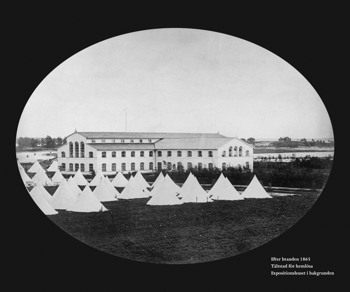 Tältstad efter branden 1865. I bakgrunden till vänster Inre hamn och till höger den nästan helt kala Kanikenäsholmen med några Karlstadsfamiljers sommarnöjen. Fotot togs troligen av Bernhard Elis Hallberg (1830-1894), verksam i Karlstad från 1858 och ett tiotal år framåt. Senare i livet blev han gasverkskamrer. En annan tänkbar upphovsman är Gösta Florman med ateljé i Kristinehamn vid brandtillfället.