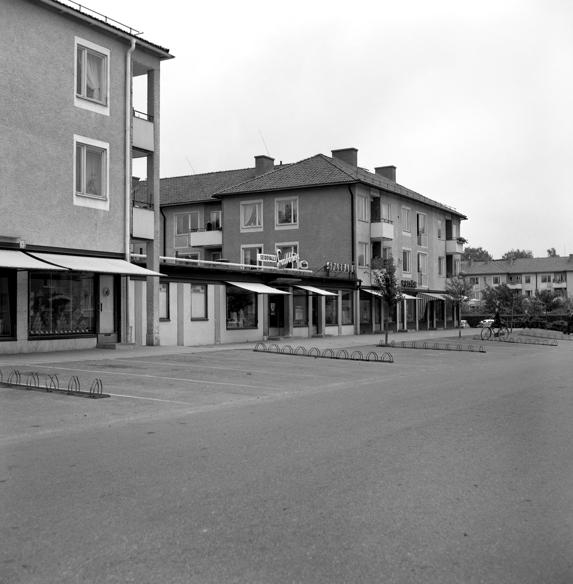 Någonstans i Värmland - från slutet av 1950-talet. Kommentar från användare: "Skoghalls centrum. Affärslänga Clevevägen Skoghall".