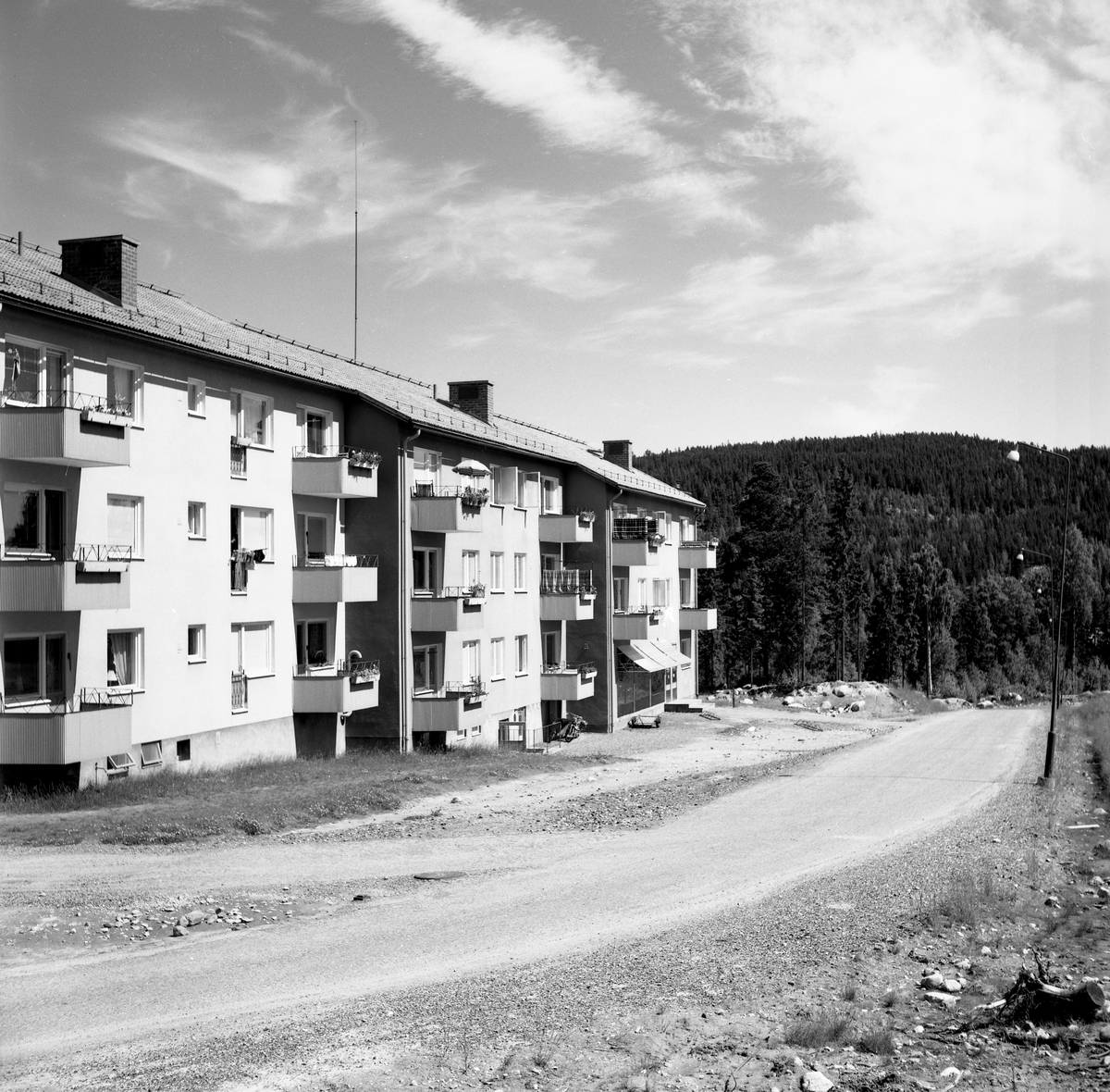 Någonstans i Värmland - från slutet av 1950-talet: Lesjöfors. Lämna gärna en kommentar om du vet något om bilden.