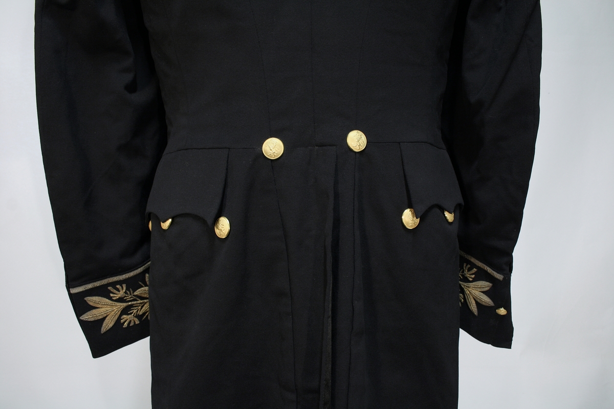 Gullbrokade på ermer og krave.