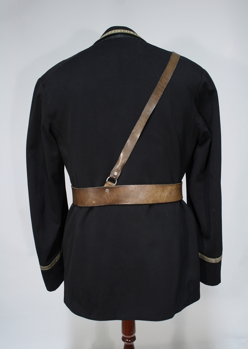 Jakke: Dobbelkneppet jakke i sort med blåskjær, med to rader av fire riksløvknapper, nedbrettet krage med en 12 mm gullsnor, også rundt ermene. Fire ytterlommer, en innerlomme.

Vest: samme stoff som jakke, seks riksløveknapper, tre ytterlommer, stripet stoff på innsiden, ryggstropp. 

Bukse i lik stoff som jakke og vest. Brunt bandolær.

Lue med skjerm av lær. Pullen er av mørkeblått stoff med et bredt gullbånd. Midt foran er en kokarde festet til gullbåndet. Kokarden er i emalje og er i overnstemmelse med nasjonalkokarden av 1844. Over kokarden er festet et riksvåpen (1844) i emalje. På hver side av er en ni-bladet eikegren i gullbroderi. Riksvåpenet og eikegrenene er montert på en pute kantet med sort possementssnor. Puten er sydd fast til luen. Luen har forgyldt stormsnor festet til små forgylte løveknapper (riksløven av 1844).