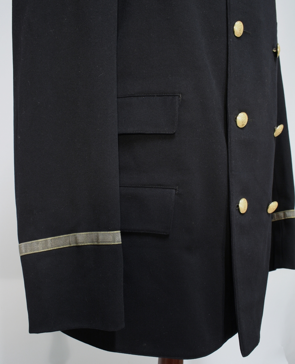 Jakke: Dobbelkneppet jakke i sort med blåskjær, med to rader av fire riksløvknapper, nedbrettet krage med en 12 mm gullsnor, også rundt ermene. Fire ytterlommer, en innerlomme.

Vest: samme stoff som jakke, seks riksløveknapper, tre ytterlommer, stripet stoff på innsiden, ryggstropp. 

Bukse i lik stoff som jakke og vest. Brunt bandolær.

Lue med skjerm av lær. Pullen er av mørkeblått stoff med et bredt gullbånd. Midt foran er en kokarde festet til gullbåndet. Kokarden er i emalje og er i overnstemmelse med nasjonalkokarden av 1844. Over kokarden er festet et riksvåpen (1844) i emalje. På hver side av er en ni-bladet eikegren i gullbroderi. Riksvåpenet og eikegrenene er montert på en pute kantet med sort possementssnor. Puten er sydd fast til luen. Luen har forgyldt stormsnor festet til små forgylte løveknapper (riksløven av 1844).