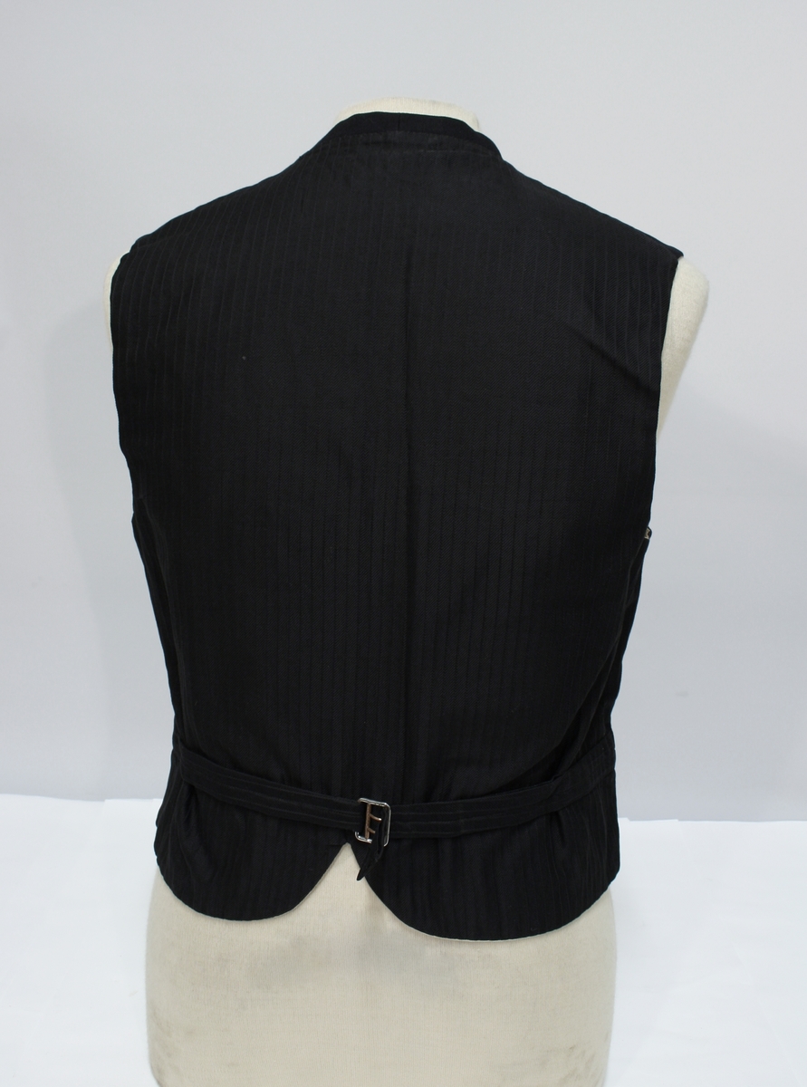 Jakke: Dobbelkneppet jakke i sort med blåskjær, med to rader av fire riksløvknapper, nedbrettet krage med en 12 mm gullsnor, også rundt ermene. Fire ytterlommer, en innerlomme.

Vest: samme stoff som jakke, seks riksløveknapper, tre ytterlommer, stripet stoff på innsiden, ryggstropp. 

Bukse i lik stoff som jakke og vest. Brunt bandolær.

Lue med skjerm av lær. Pullen er av mørkeblått stoff med et bredt gullbånd. Midt foran er en kokarde festet til gullbåndet. Kokarden er i emalje og er i overnstemmelse med nasjonalkokarden av 1844. Over kokarden er festet et riksvåpen (1844) i emalje. På hver side av er en ni-bladet eikegren i gullbroderi. Riksvåpenet og eikegrenene er montert på en pute kantet med sort possementssnor. Puten er sydd fast til luen. Luen har forgyldt stormsnor festet til små forgylte løveknapper (riksløven av 1844).