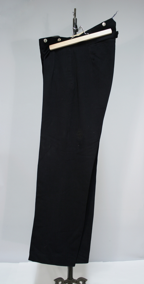 Jakke: Dobbelkneppet jakke i sort med blåskjær, med to rader av fire riksløvknapper, nedbrettet krage med en 12 mm gullsnor, også rundt ermene. Fire ytterlommer, en innerlomme.

Vest: samme stoff som jakke, seks riksløveknapper, tre ytterlommer, stripet stoff på innsiden, ryggstropp. 

Bukse i lik stoff som jakke og vest. Brunt bandolær.

Lue med skjerm av lær. Pullen er av mørkeblått stoff med et bredt gullbånd. Midt foran er en kokarde festet til gullbåndet. Kokarden er i emalje og er i overnstemmelse med nasjonalkokarden av 1844. Over kokarden er festet et riksvåpen (1844) i emalje. På hver side av er en ni-bladet eikegren i gullbroderi. Riksvåpenet og eikegrenene er montert på en pute kantet med sort possementssnor. Puten er sydd fast til luen. Luen har forgyldt stormsnor festet til små forgylte løveknapper (riksløven av 1844).