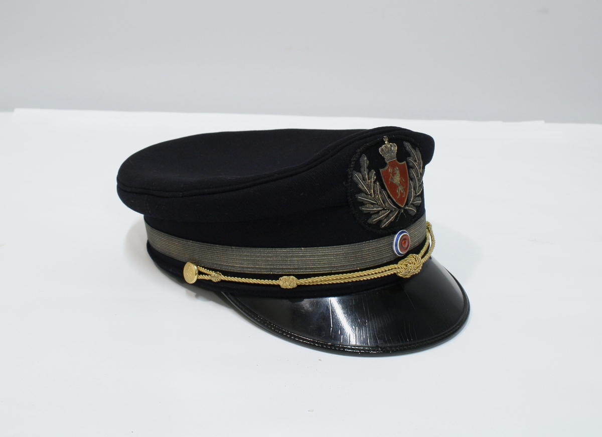 Jakke: Dobbelkneppet jakke i sort med blåskjær, med to rader av fire riksløvknapper, nedbrettet krage med en 12 mm gullsnor, også rundt ermene. Fire ytterlommer, en innerlomme.

Vest: samme stoff som jakke, seks riksløveknapper, tre ytterlommer, stripet stoff på innsiden, ryggstropp. 

Bukse i lik stoff som jakke og vest. Brunt bandolær.

Lue med skjerm av lær. Pullen er av mørkeblått stoff med et bredt gullbånd. Midt foran er en kokarde festet til gullbåndet. Kokarden er i emalje og er i overnstemmelse med nasjonalkokarden av 1844. Over kokarden er festet et riksvåpen (1844) i emalje. På hver side av er en ni-bladet eikegren i gullbroderi. Riksvåpenet og eikegrenene er montert på en pute kantet med sort possementssnor. Puten er sydd fast til luen. Luen har forgyldt stormsnor festet til små forgylte løveknapper (riksløven av 1844).