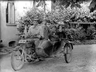 Motorcykel med sidovagn, registreringsnr. T1686, tre män.
A. Alexandersson. 
Motorcykeln är en Harley-Davidson som registrerades 23:e april 1923 och ägdes av Adolf Alexandersson, Örebro.