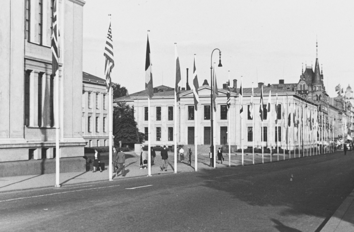 Universitetet i Oslo august 1939. Flaggborg langs Karl Johans gate forbindelse med Den Interparlamentariske unions 35. konferanse