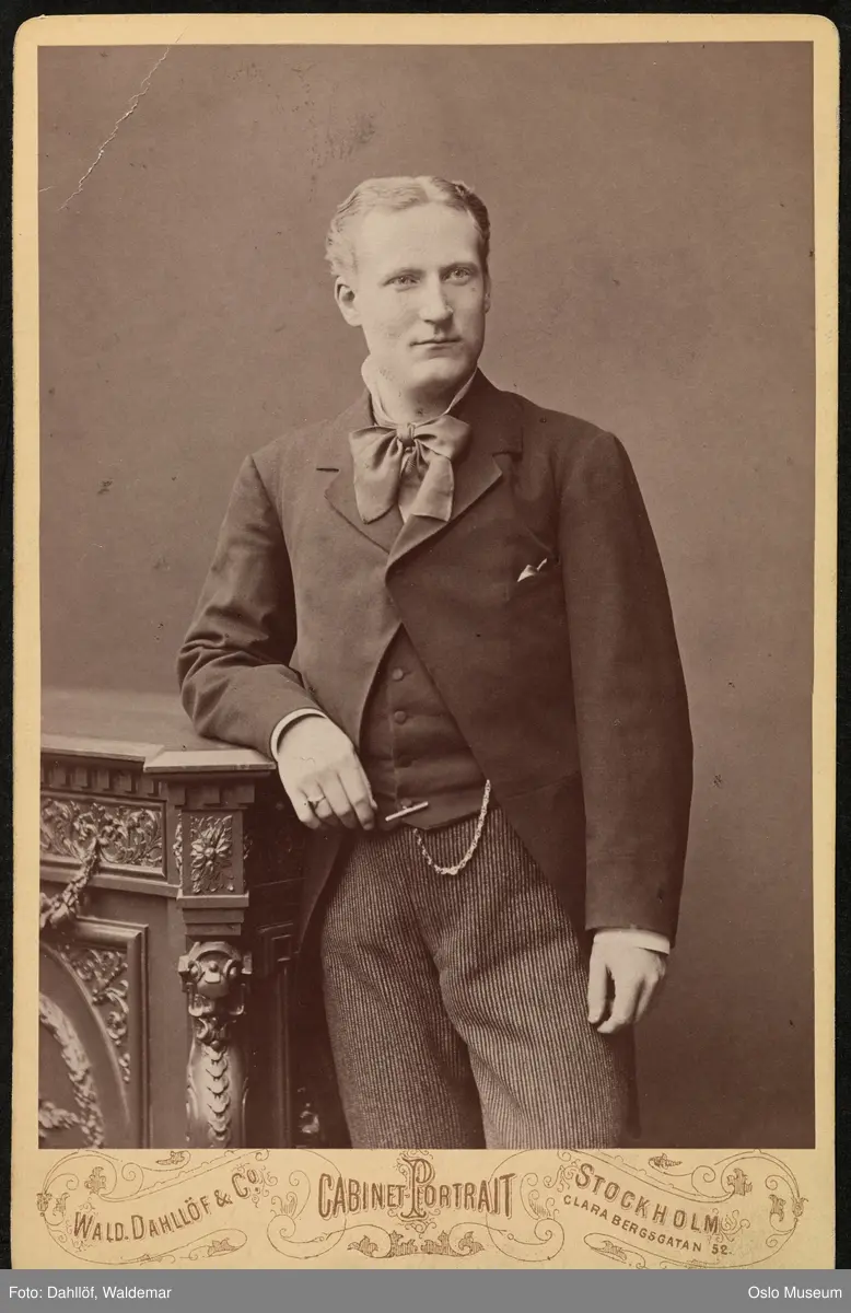 portrett, mann, skuespiller, sceneinstruktør, oversetter, teaterhistoriker, stående knefigur