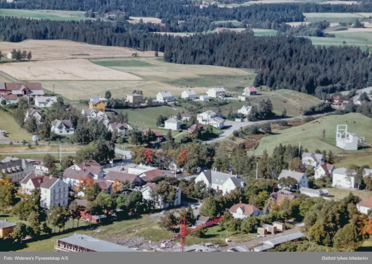 Skråfoto av Rakkestadbyen med Rakkestad Sparebank midt i bildet, 11. sept. 1963.
Rakkestad sparebank ble opprettet 23. mars 1844.
Banken flyttet inn i huset på bildet senere, og det er fortsatt bank i lokalene.
Idag (2004) holder DNB Nor til i bygningen.
I forgrunnen ser man Rakkestad kommunehus under oppføring.