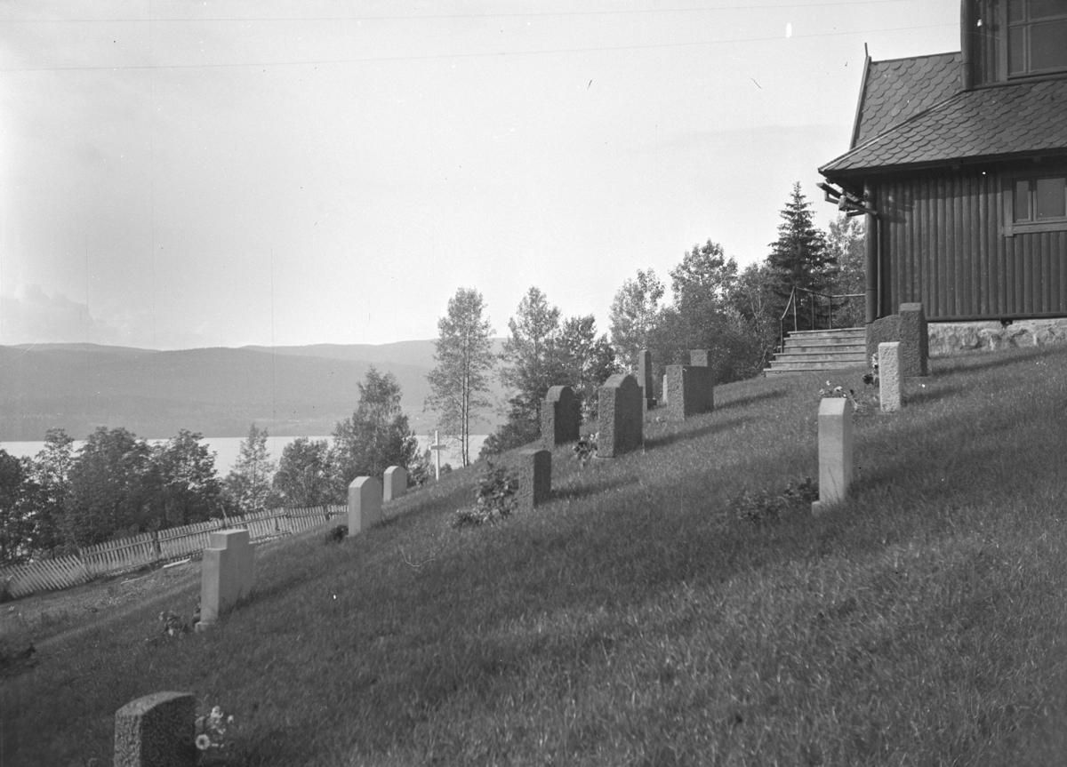 Strandlykkja kirke, kirkegård, gravstøtter.