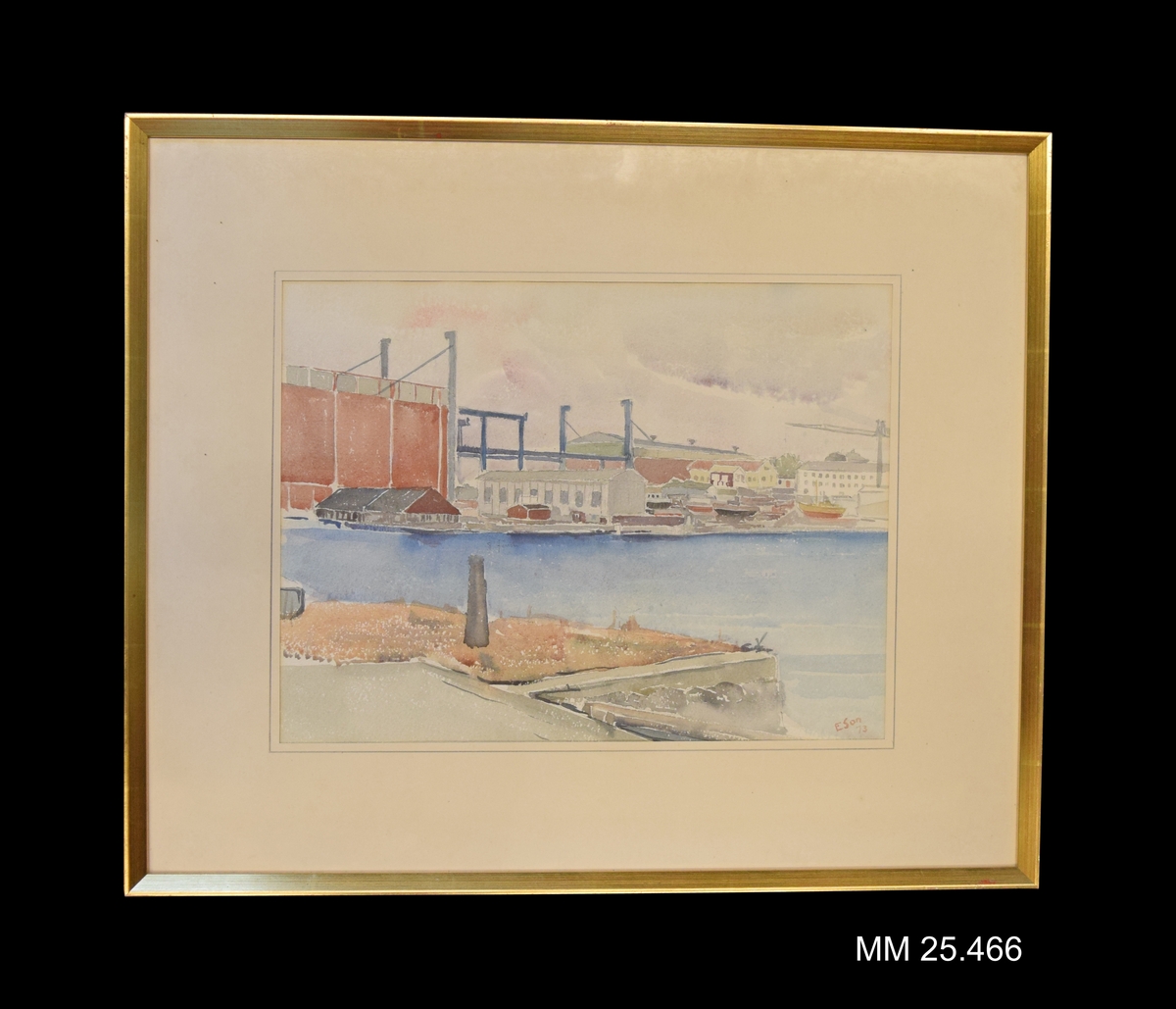 I förgrunden står syns en kanon som grävts ner stående för att fungera som pollare. Till vänster syns del av skrovhallen. Längst till höger ståtar en byggnadskran. Konstverket signerat i nedre högra hörnet med "ESon 73". Konstnär är Erik Svensson som var ingenjör på Karlskronavarvet. Akvarellen inramad bakom glas med passepartout. Ramen tunn i guld med kanter som lutar mot motivet.