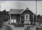 En stuga vid Kalmar södra koloniområde, fotograferad omkring 1930. Kalmar södra koloniförening grundades 1917 och har idag 105 kolonilotter. Området ligger strax söder om länssjukhuset i Kalmar med huvudingång från Stensbergsvägen.