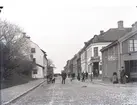 Bilden visar Larmgatan sett från Södra Vallgatan mot Larmtorget med Floras Kulle till vänster och Edwind Berghs kontor till höger.