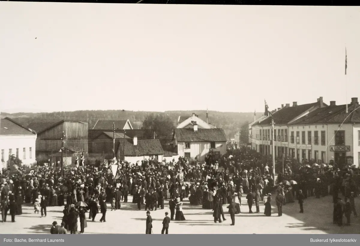 S. Torg
En stor guppe mennesker er samlet på Torget, antagelig 17.mai
Granumstua og A. Weiens forretning, A. Løchen Colonial og fedevarer