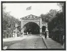 Triumfbåge byggd på Tullbron till Kalmar fabriks och hantverksförenings jubileum 1847-1927.