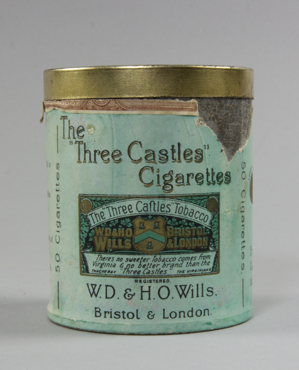 Burk, cylindrisk, av plåt med plant avtagbart lock. Präglad text på locket. Runt burken påklistrad pappersetikett. Burkens insida pappfodrad. Burken innehåller fem cigaretter.