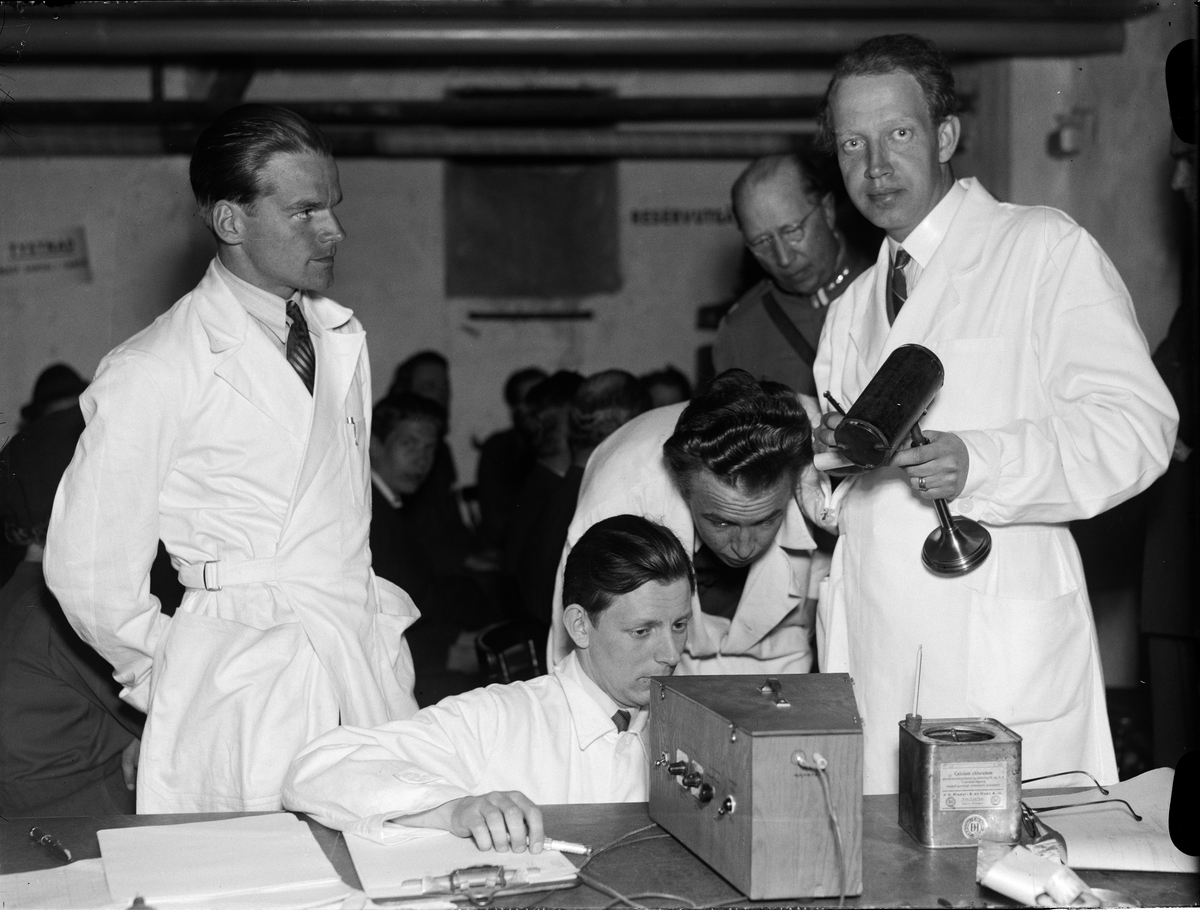 "Skyddsrumsövning gav goda erfarenheter" - professor Torsten Teorell med assistenter vid strålningsmätare, Uppsala april 1942