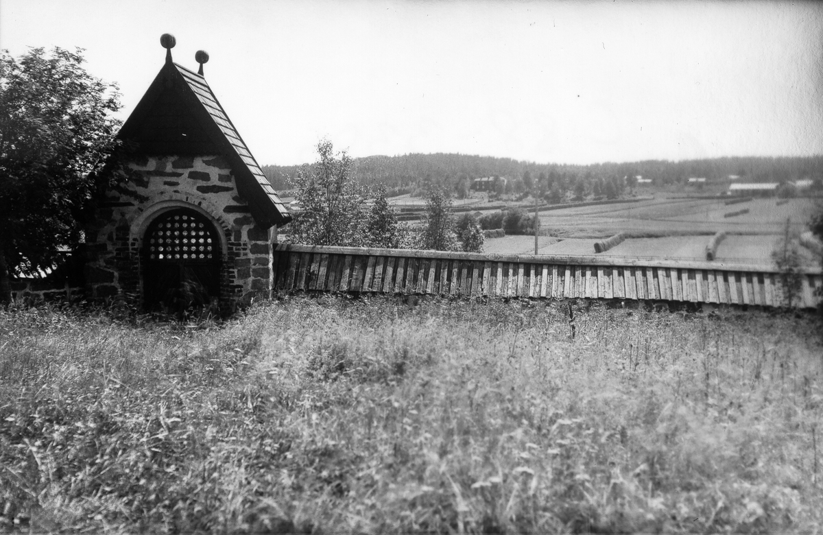 Kyrkogårdsmuren vid Trönö kyrka.
